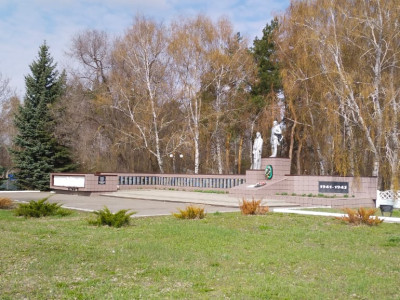 Символический  военно - мемориальный  комплекс в честь  погибших в Великой Отечественной войне.